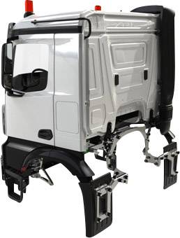 'Afbeelding van een vrachtwagencabine zonder wielen of motor, wit gelakt, toont gedetailleerde structuur en constructie.'