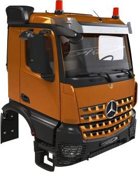 Een oranje vrachtwagen met zwarte details, Mercedes-logo op de grille. Twee rode waarschuwingslichten op het dak.
