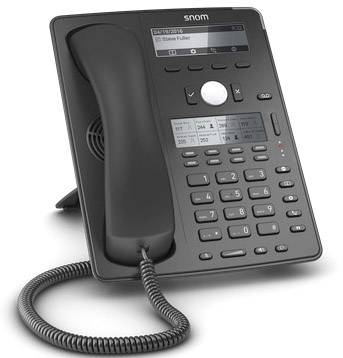 Een zwarte kantoortelefoon met display en toetsenbord die op een tafel staat. Het display toont de naam 'Steve Fuller'.