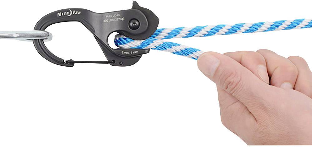 Een hand trekt aan een blauw touw dat door een zwarte karabijnhaak loopt, die een maximale belasting van 150 lb heeft.