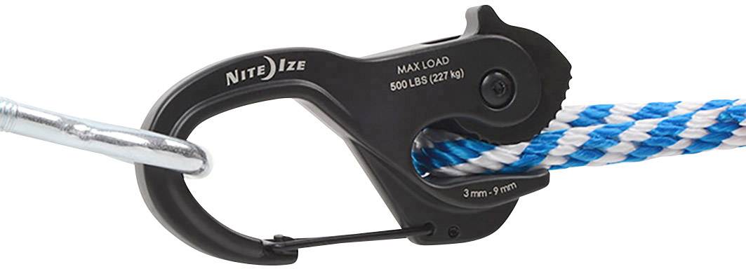 Zwarte karabijnhaak van 'Nite Ize' bevestigt blauw-wit touw. Opschrift: 'MAX LOAD 500 LBS (227 KG)', geschikt voor 3 mm tot 9 mm touwen.
