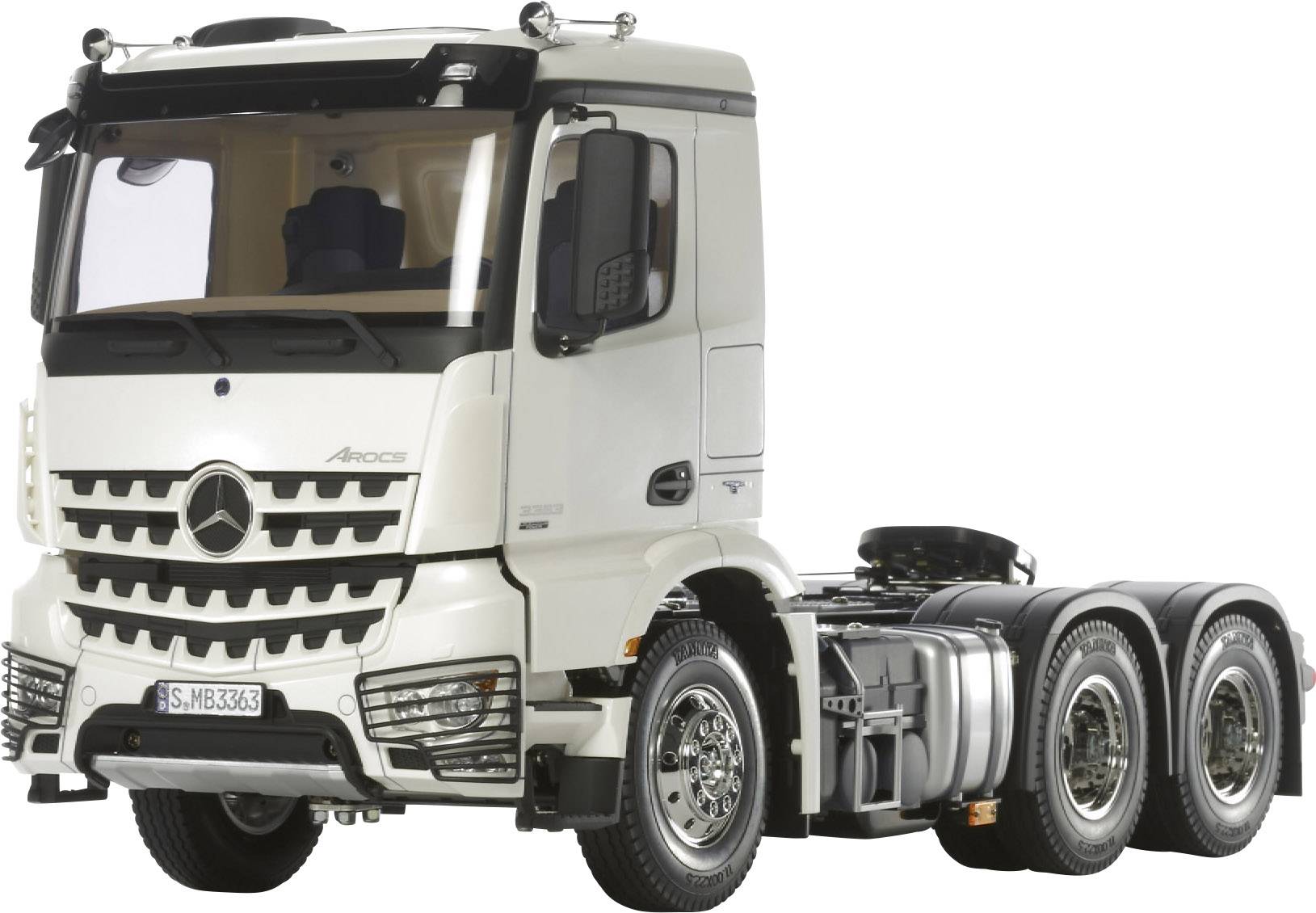 Een witte vrachtwagen met Mercedes-logo, zonder aanhanger, geparkeerd op een vlak oppervlak.