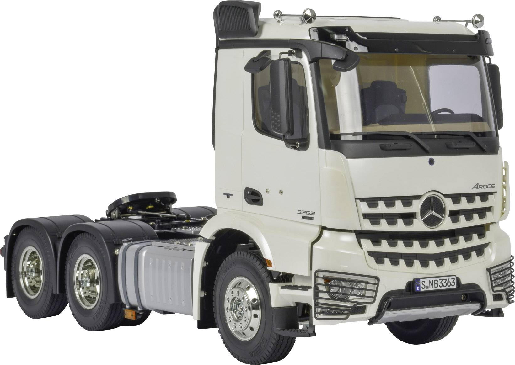 Een witte vrachtwagen van een bekende fabrikant. Het betreft een trekker met zes wielen, geschikt voor zware lasten.