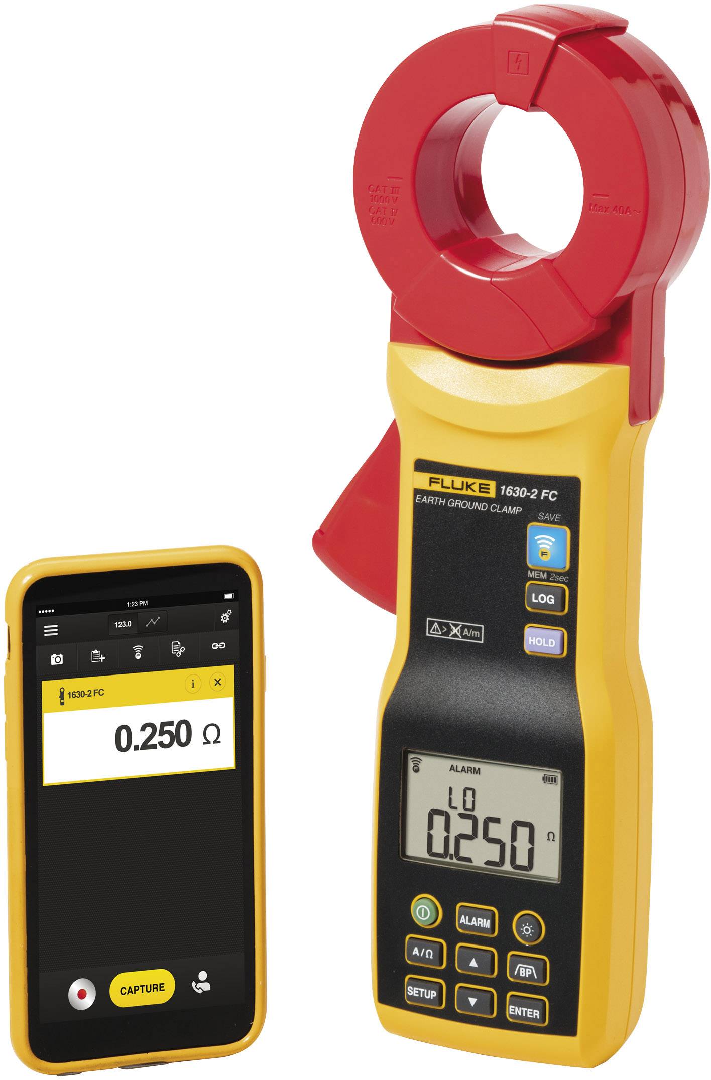 Een geel meettoestel met rode klem dat de aardingsweerstand meet. Een smartphone toont de waarde van 0,250 Ohm.