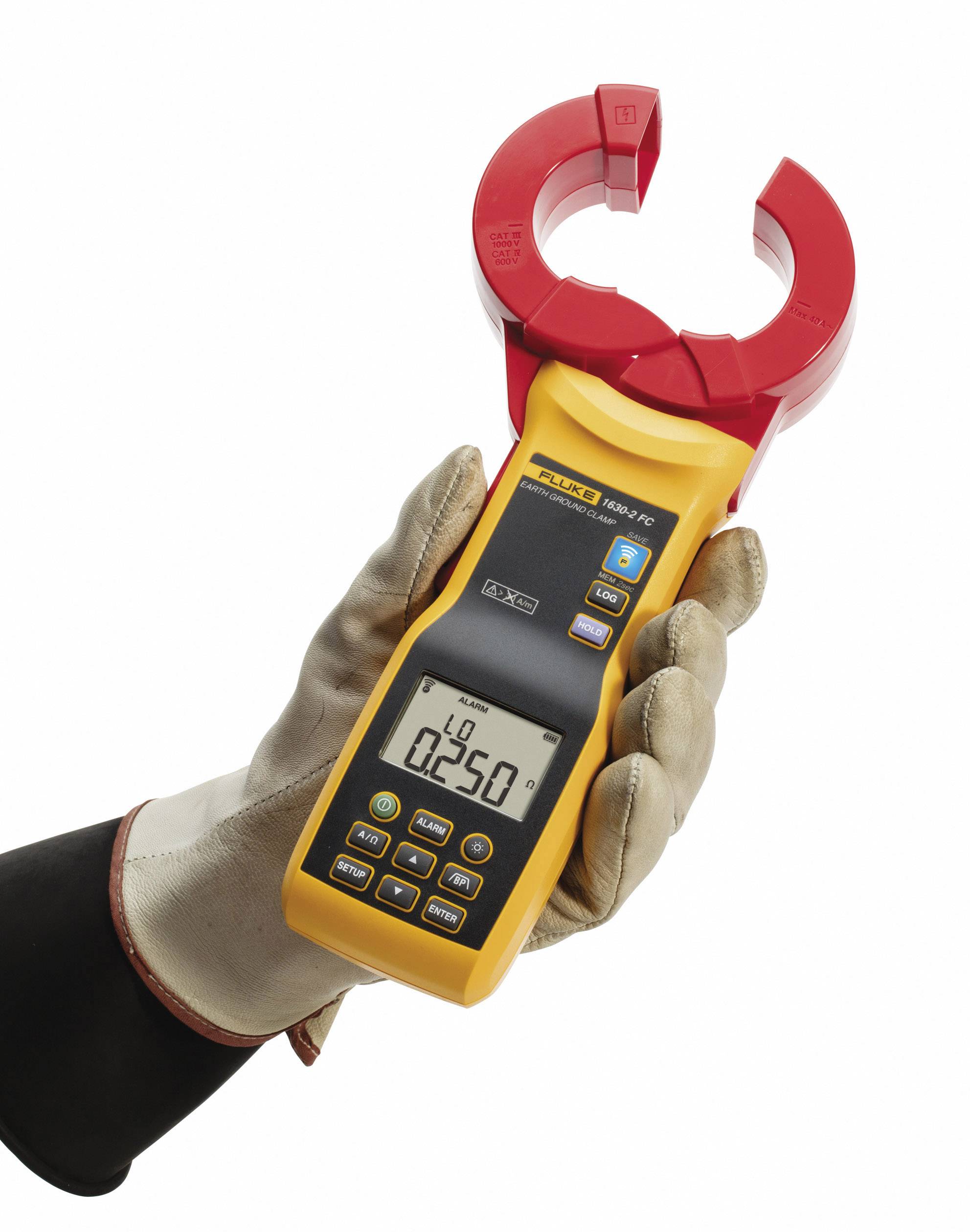 Een hand houdt een geel spanningsmeetstoestel vast met een rode klem en een digitale weergave waarop '0250' is afgelezen.