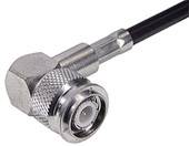 Close-up van een F-connector met coaxkabel. De connector heeft een haaks ontwerp en een gegroefde metalen oppervlakte.