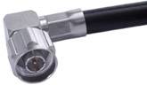 Een coaxkabel met een haaks metalen stekkerverbinding, gebruikt voor antenne- of kabelaansluitverbindingen.