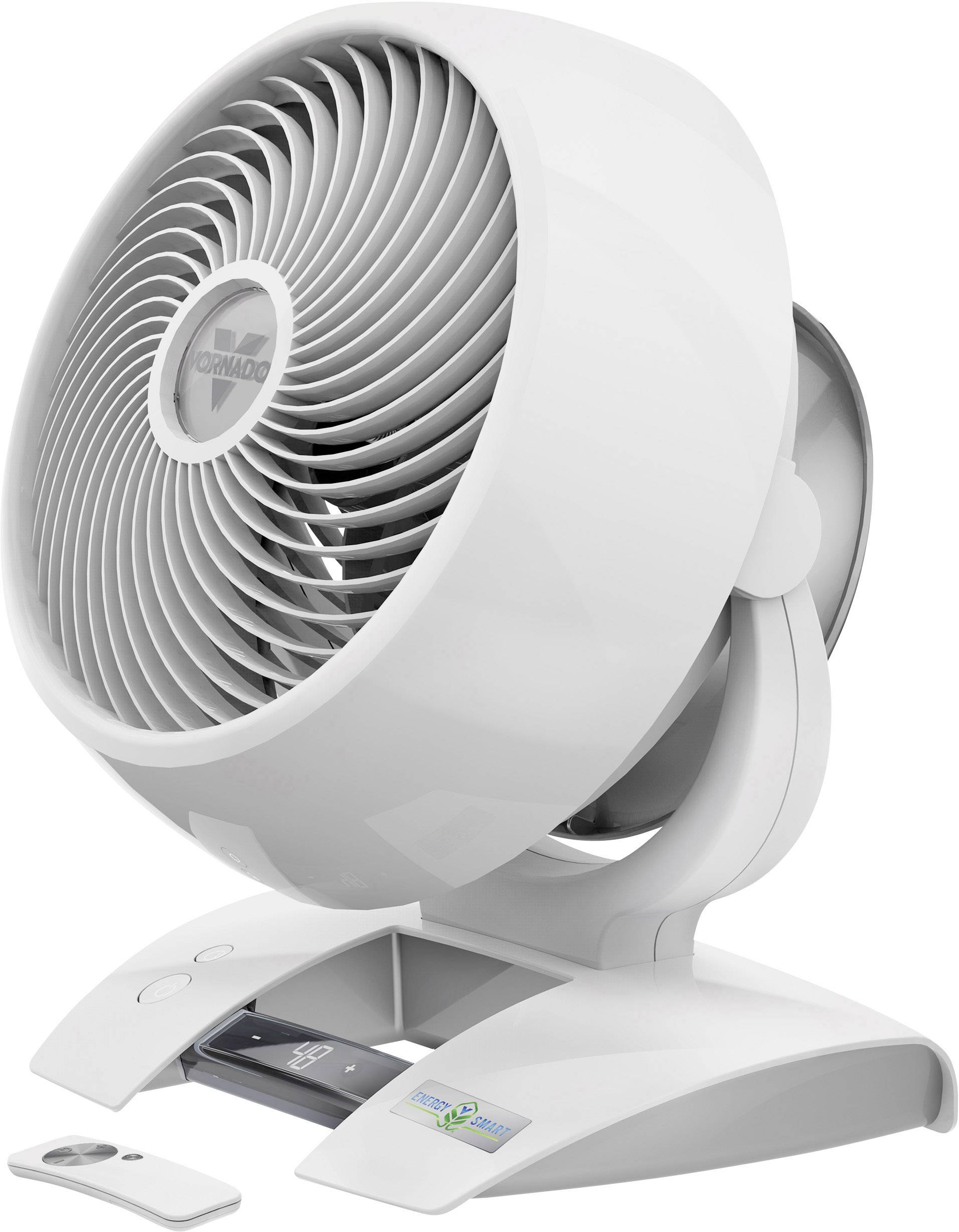 Een witte tafelventilator met een modern design naast een kleine afstandsbediening.