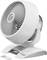 Een witte tafelventilator met een modern design naast een kleine afstandsbediening.