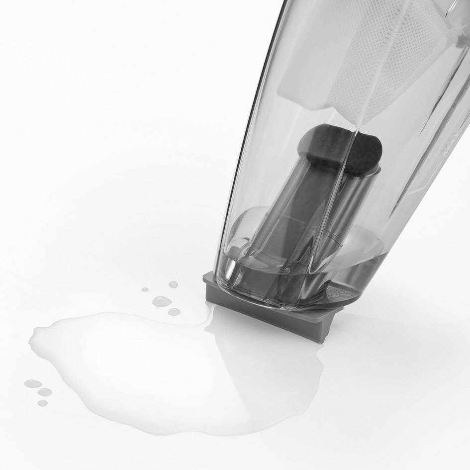 Een stofzuiger met gemorst water eronder, toont de combinatie van nat en droog reinigen.