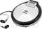 Een draagbare CD-speler met MP3-functie, zilver-zwart, met digitaal display en bedieningselementen. Ernaast liggen zwarte in-ear koptelefoons.