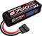 Een zwarte LiPo-accu van Traxxas met een capaciteit van 6700 mAh en 14,8 volt. Rode en zwarte kabels zijn aangesloten.