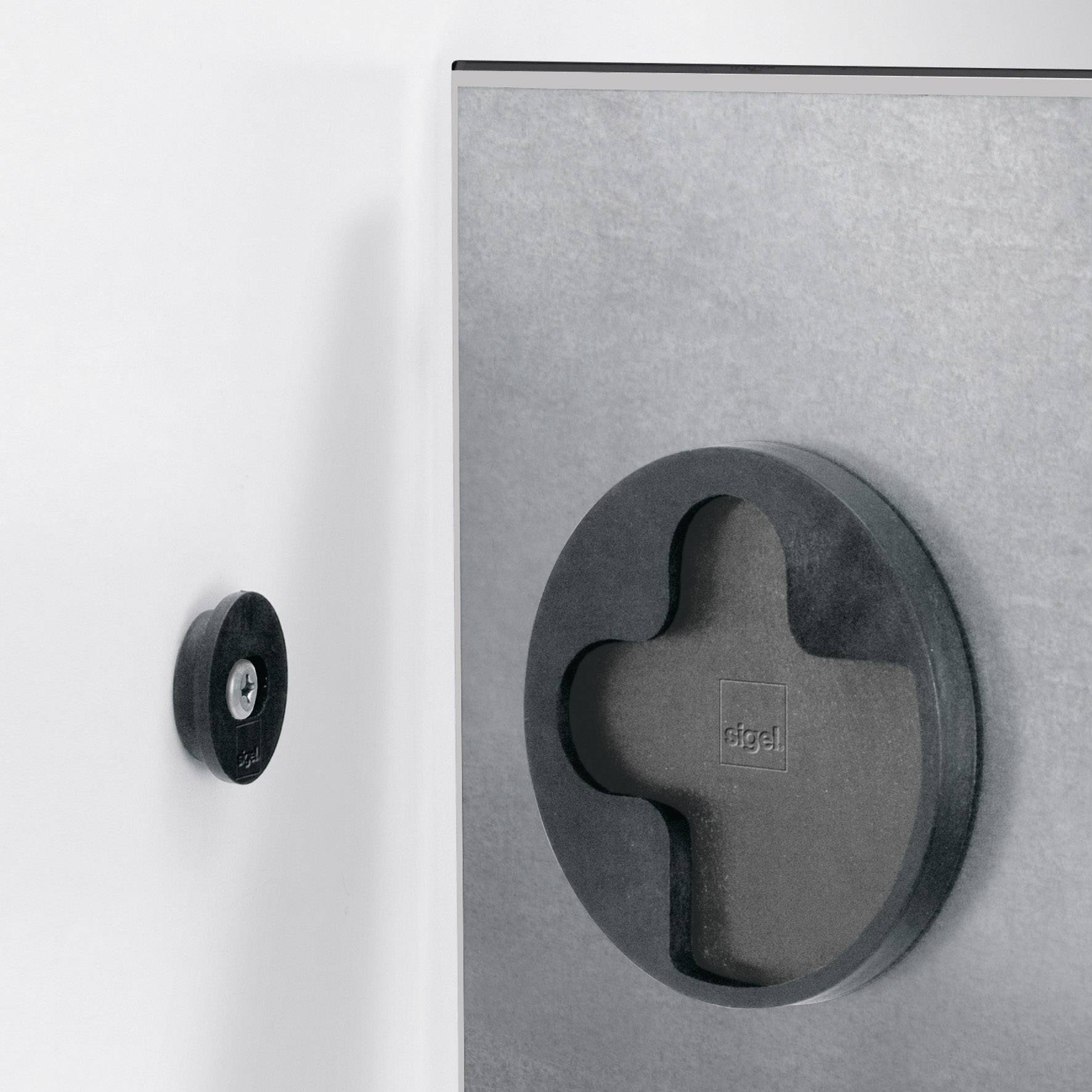 Een metalen kast met een rond, zwart slotmechanisme aan de voorkant. Ernaast een bijpassende bevestigingshouder.