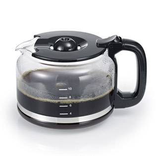 Een glazen karaf met handvat bevat ongeveer halfvol koffie. Hij heeft maatstrepen voor kopjes aan de zijkant.