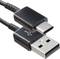 Een USB-kabel met twee aansluitingen: een USB-A-stekker en een USB-C-stekker, geschikt voor gegevensoverdracht en opladen.