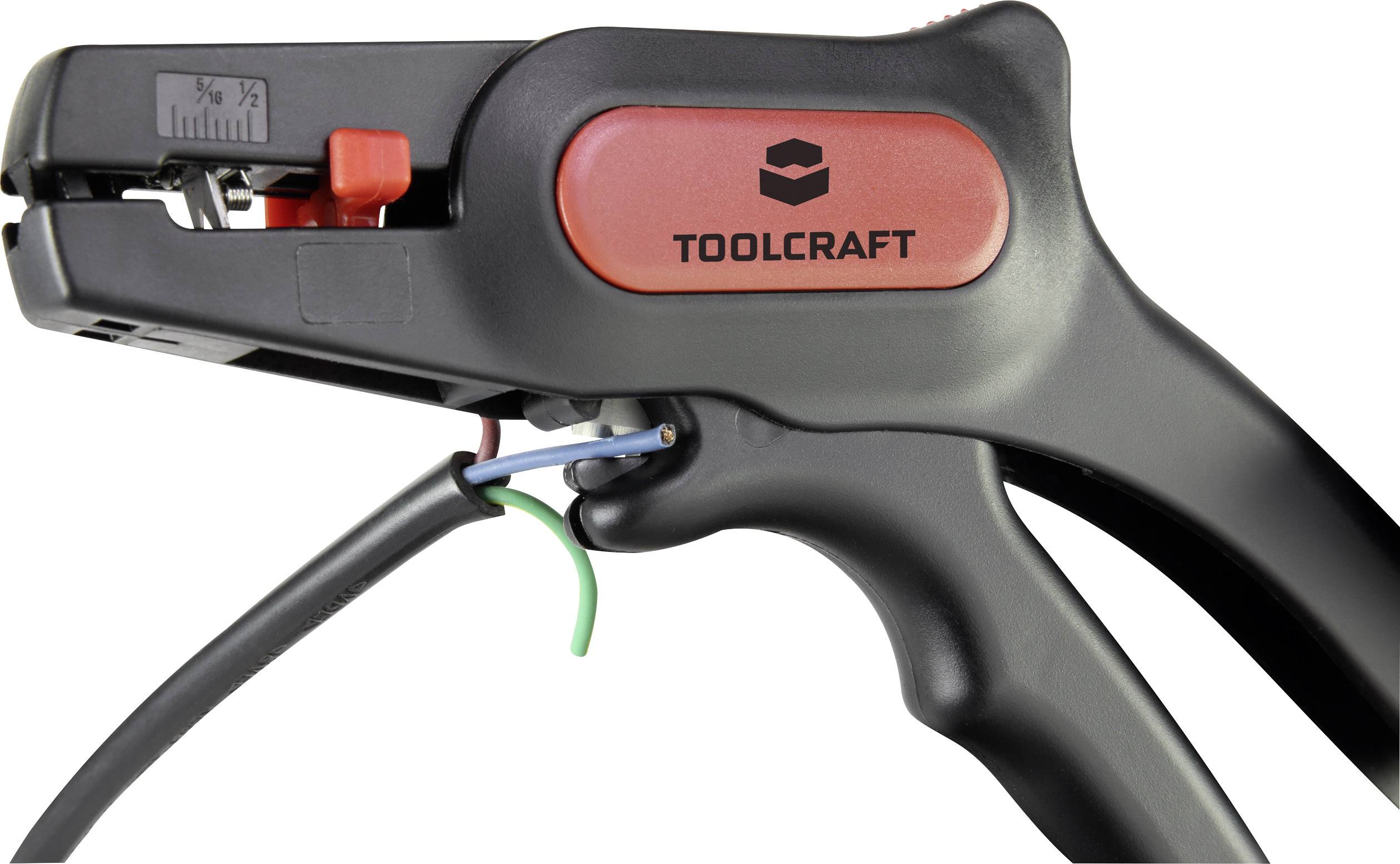 Kabelstriptang van het merk Toolcraft, houdt een kabel vast met ontblote draden; een groene, blauwe en geïsoleerde draad zijn zichtbaar.