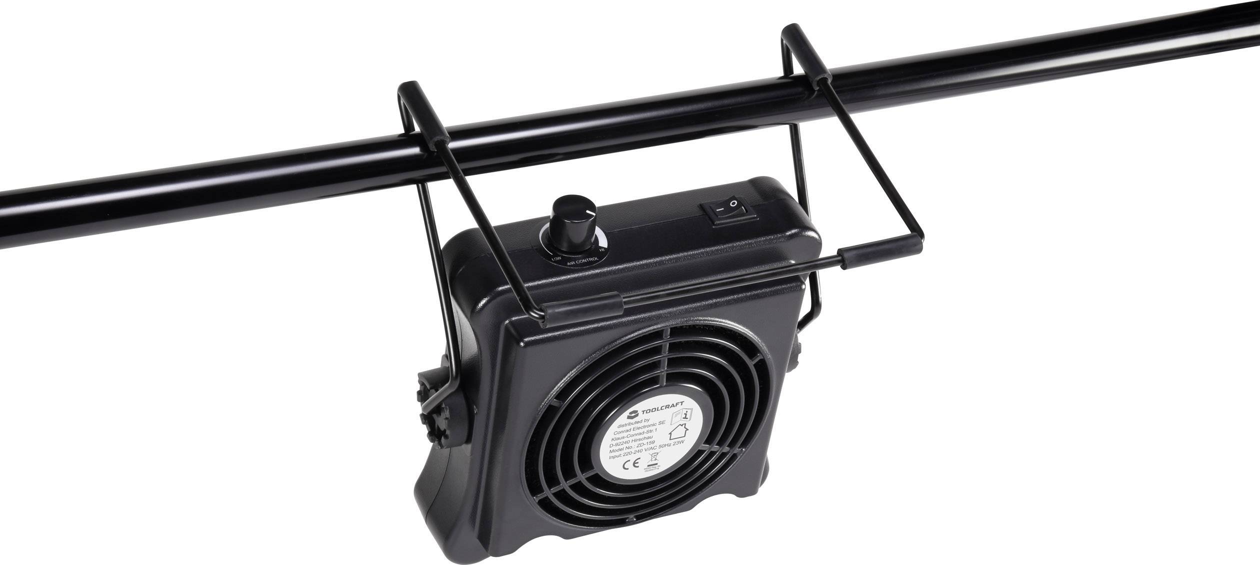 Een kleine zwarte ventilator is bevestigd aan een ronde metalen staaf. De ventilator heeft een draaiknop voor de instelling.