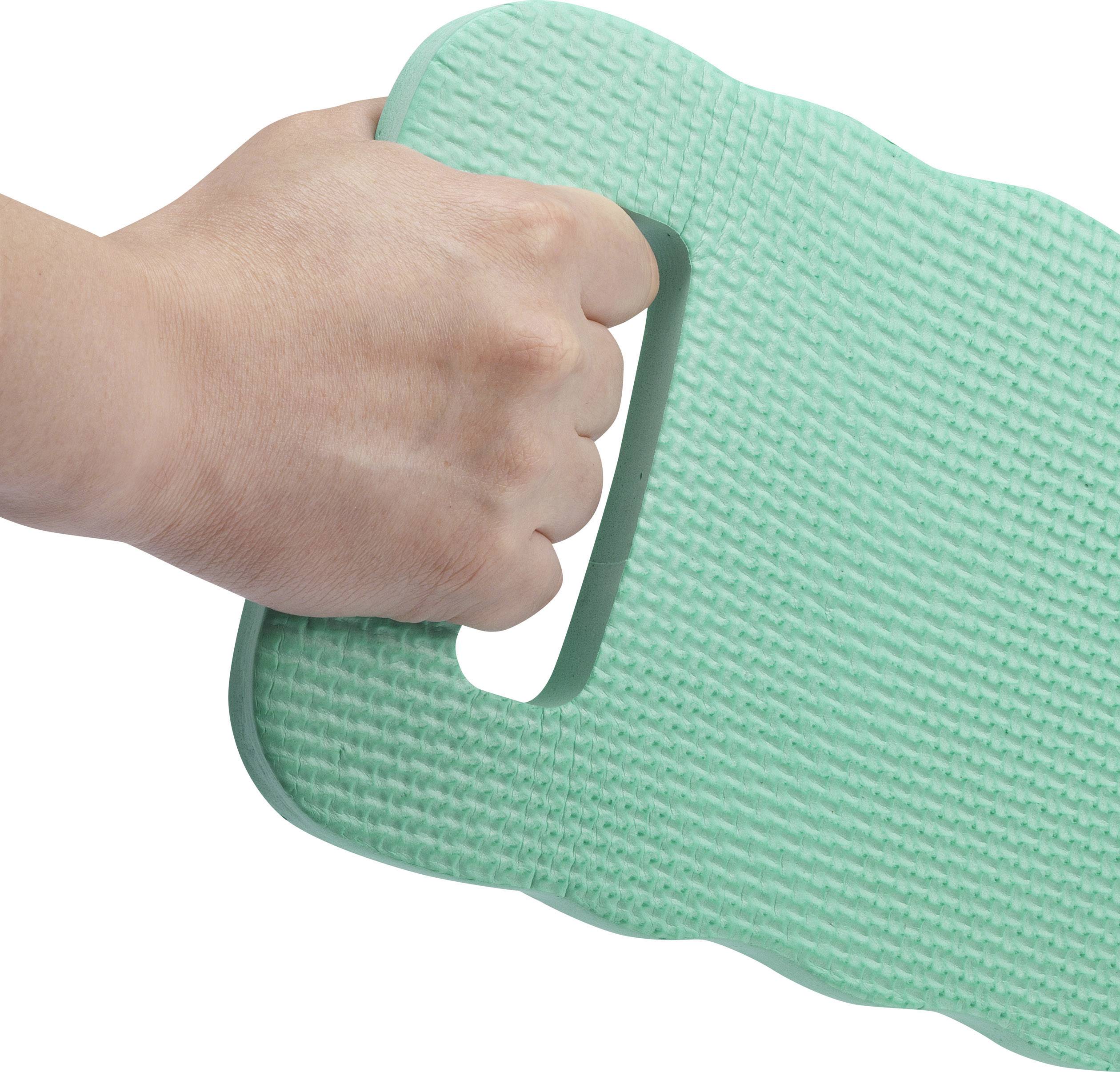 Een hand houdt een groen kniekussen met handgreep vast. Het kussen heeft een gestructureerd oppervlak en golvende randen.