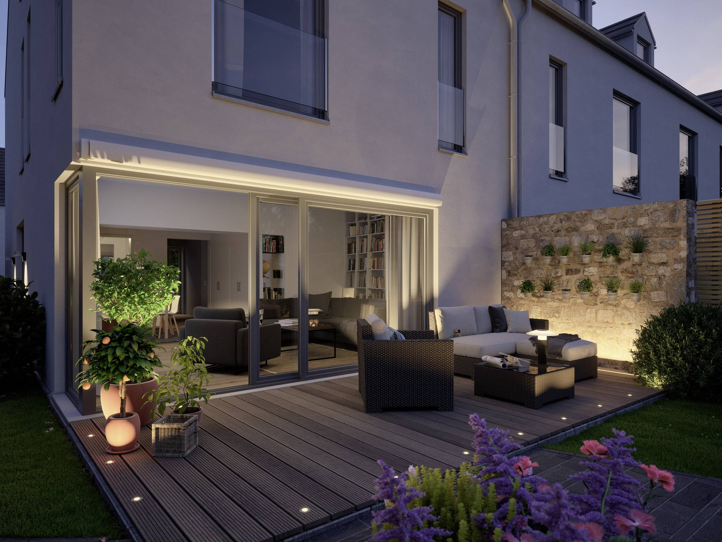 Een moderne terrasoverkapping bij schemering met gezellige zitmeubels en planten, verlicht door zachte verlichting.