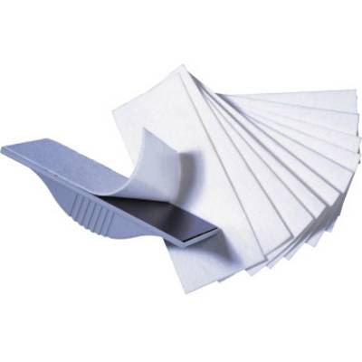 Een stapel witte papieren wordt uitgespreid door een grijze plastic houder die de vellen in een boog optilt.