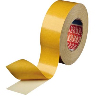 Een rol dubbelzijdig plakband met een bruine buitenkant en verwijderde beschermlaag.