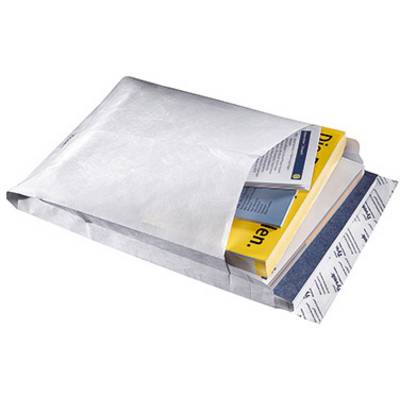 Een open envelop van papier met meerdere documenten en brochures die gedeeltelijk zichtbaar zijn.