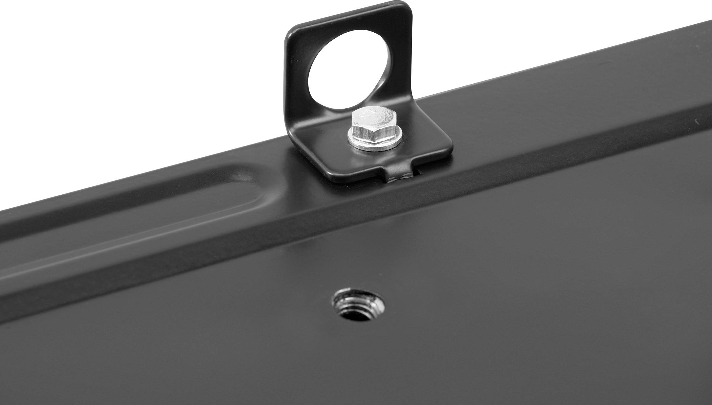 Close-up van een zwart gelakte metalen plaat met een schroef en bevestiging aan de bovenrand.