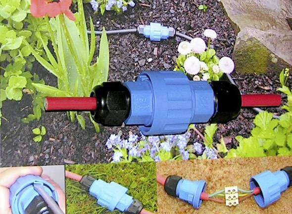 'Tuinbevloeiingssysteem; blauwe slangconnector tussen planten; close-upbeelden tonen montage van de verbindingsstukken.'