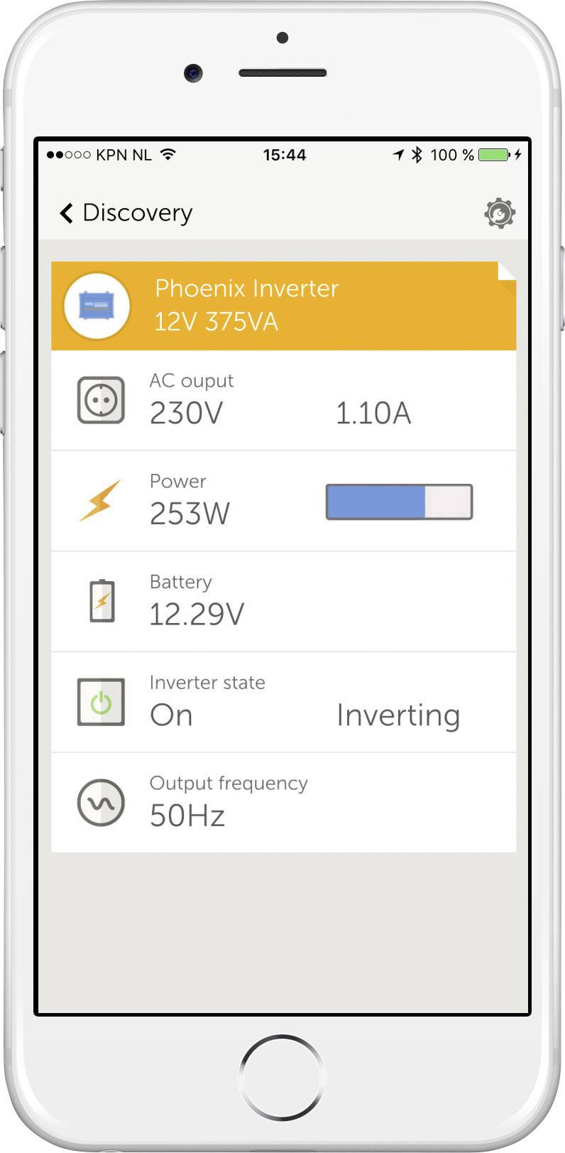 'Smartphone-weergave van de Phoenix Inverter-app. Details: Uitgang 230V, 1,10A, 275W vermogen, Batterij 12,29V, Modus: Omvorming, Frequentie: 50Hz.'