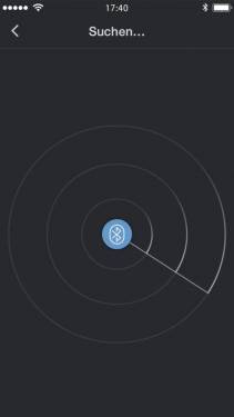 Het scherm toont een gebruikersinterface voor het zoeken naar een Bluetooth-apparaat. Centraal staat een Bluetooth-symbool met cirkelvormige zoekgolven.