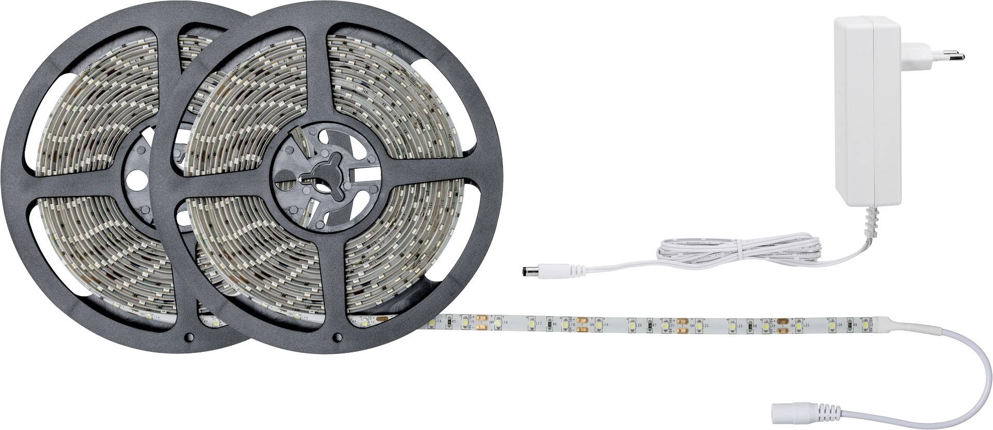 Twee rollen LED-lichtstrip en een voedingsadapter met kabel, klaar voor installatie. Ideaal voor decoratieve verlichting binnenshuis.