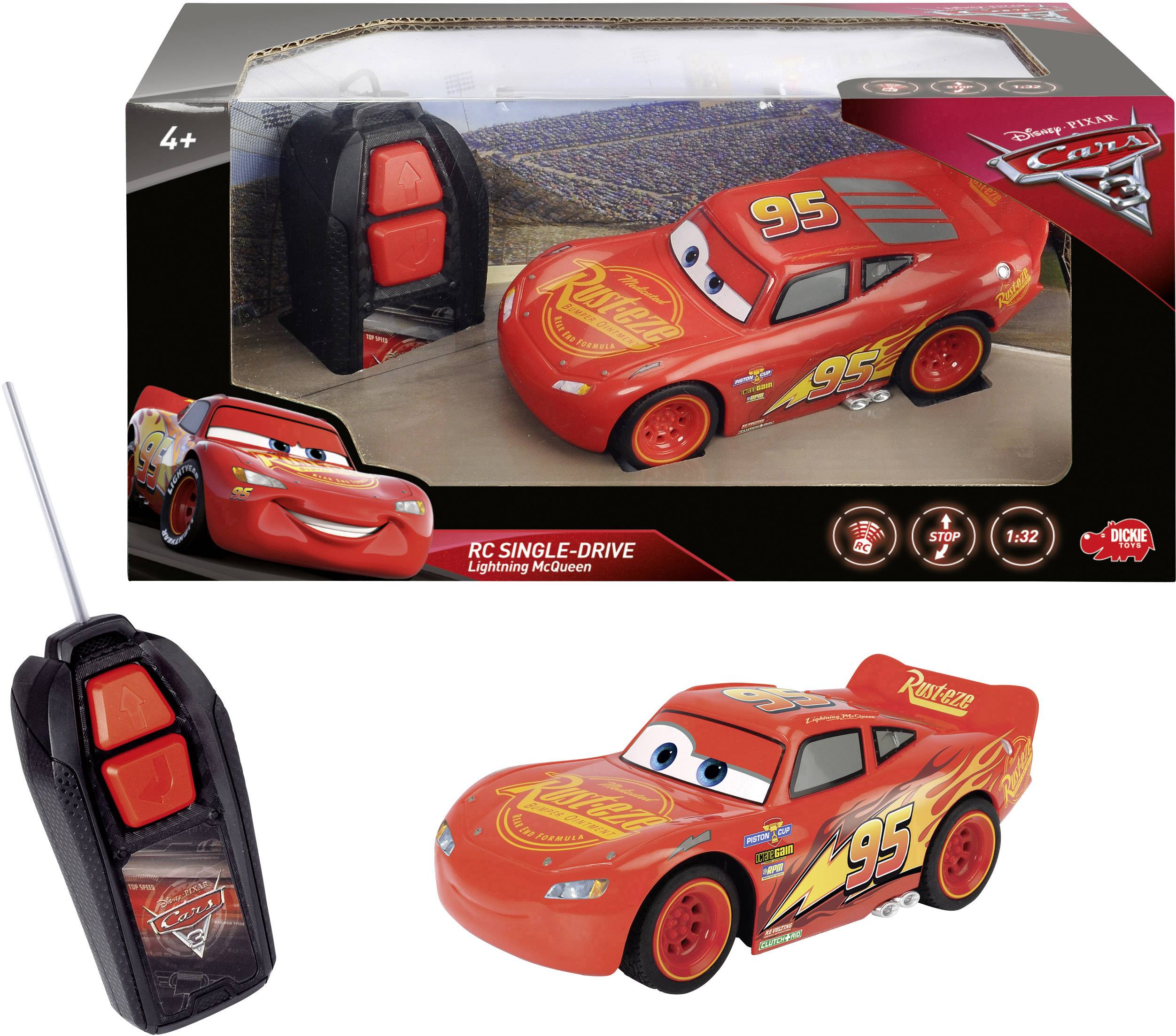 De afbeelding toont een speelgoedauto 'Lightning McQueen' uit de film 'Cars' in een verpakking, met een afstandsbediening.