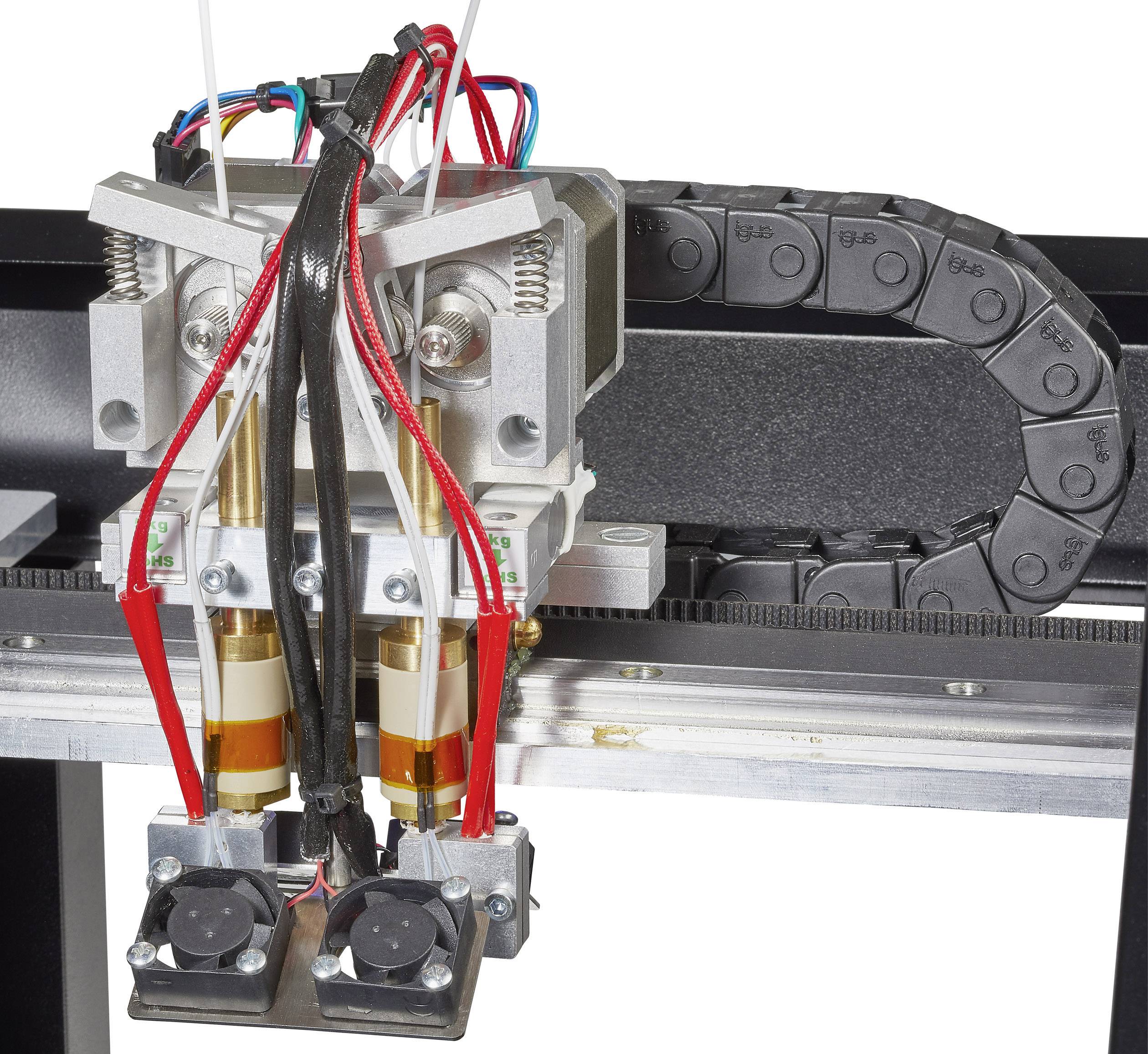 Close-up van een 3D-printer extruder-eenheid met bekabeling, slangen en ventilatoren, gemonteerd op een rail.