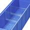 Een blauwe, rechthoekige kunststof container met transparante, verstelbare tussenschotten. Geschikt voor het opbergen van kleinere voorwerpen.