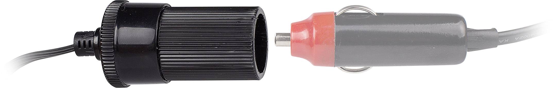 Twee stekkerbussen: links een zwarte sigarettenaansteker-stekker en rechts een rode/grijze adapterstekker, gescheiden van elkaar.