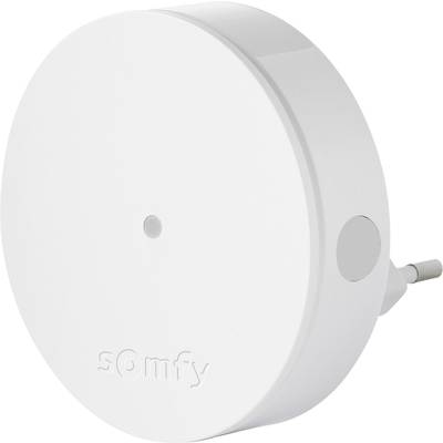 Een ronde, witte sensor van Somfy met een stekker, vermoedelijk een slim apparaat voor home automatisering, op een witte achtergrond.