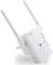 Een wifi-repeater met twee antennes, stopcontactaansluiting en LED-indicatoren voor signaalsterkte, verbindt en versterkt het wifi-signaal.