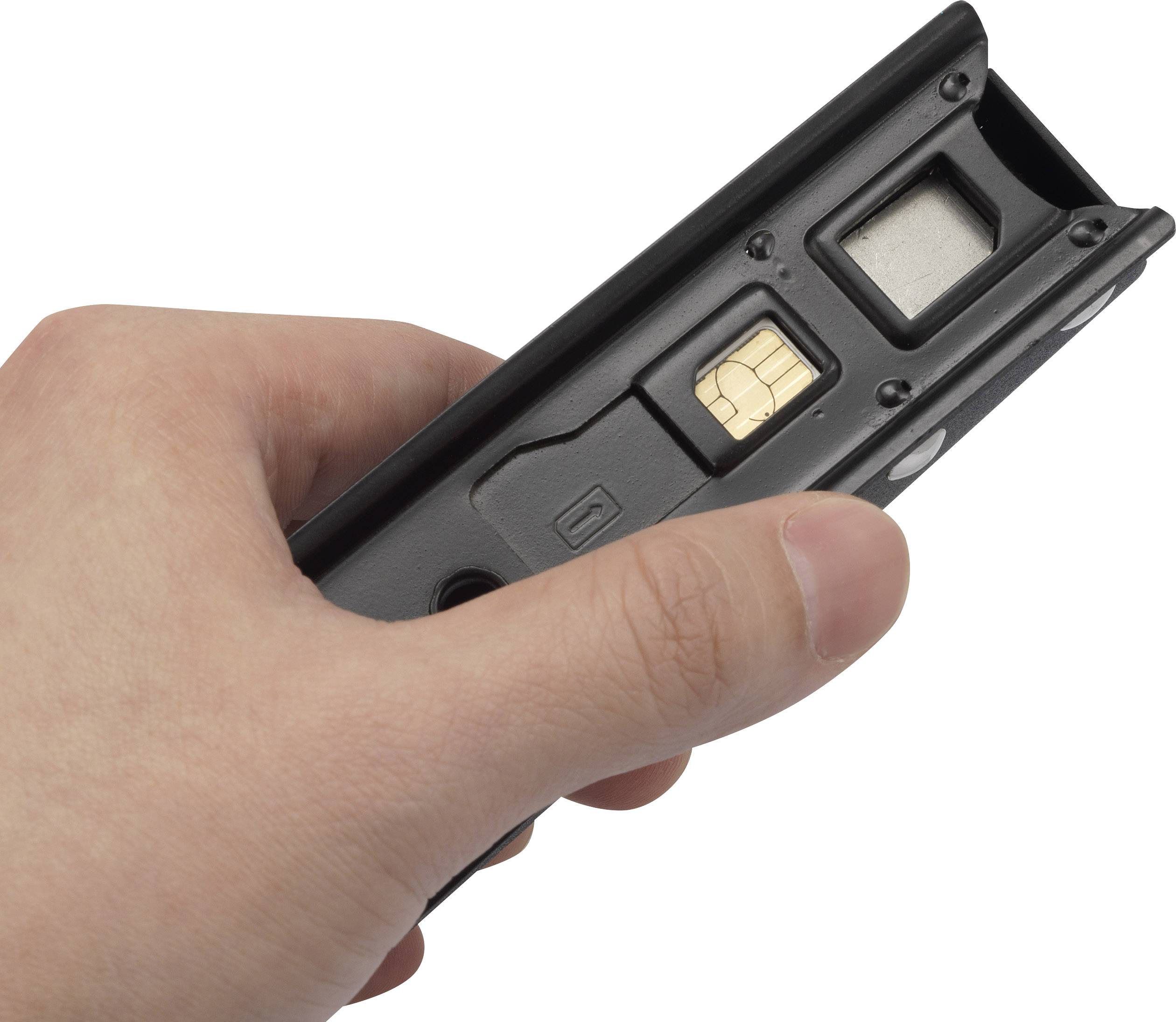 Een hand houdt een SIM-kaart en een SIM-kaartlezer vast, klaar om in een elektronisch apparaat te worden gestoken.