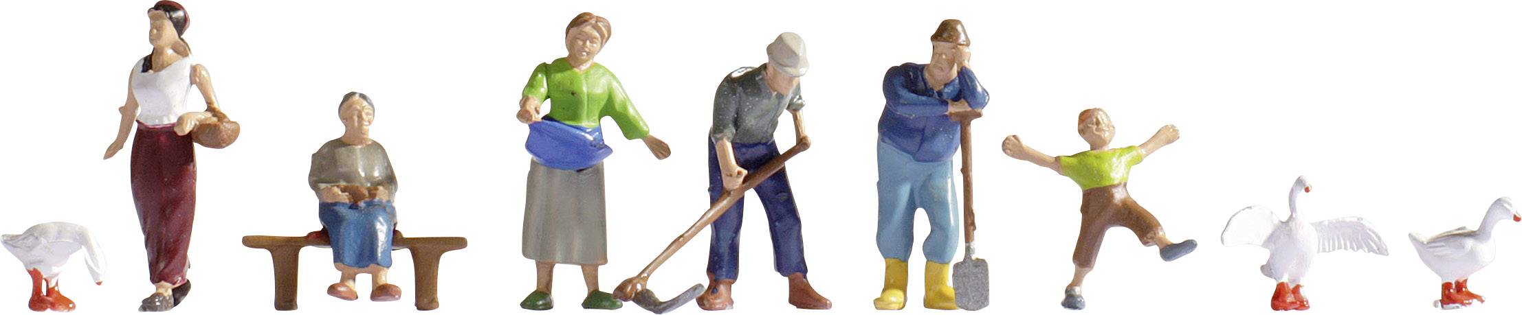 Verschillende speelfiguren stellen mensen en eenden voor: een vrouw met een mand, een zittende figuur, een persoon met een hakbijl en een gans in verschillende houdingen.