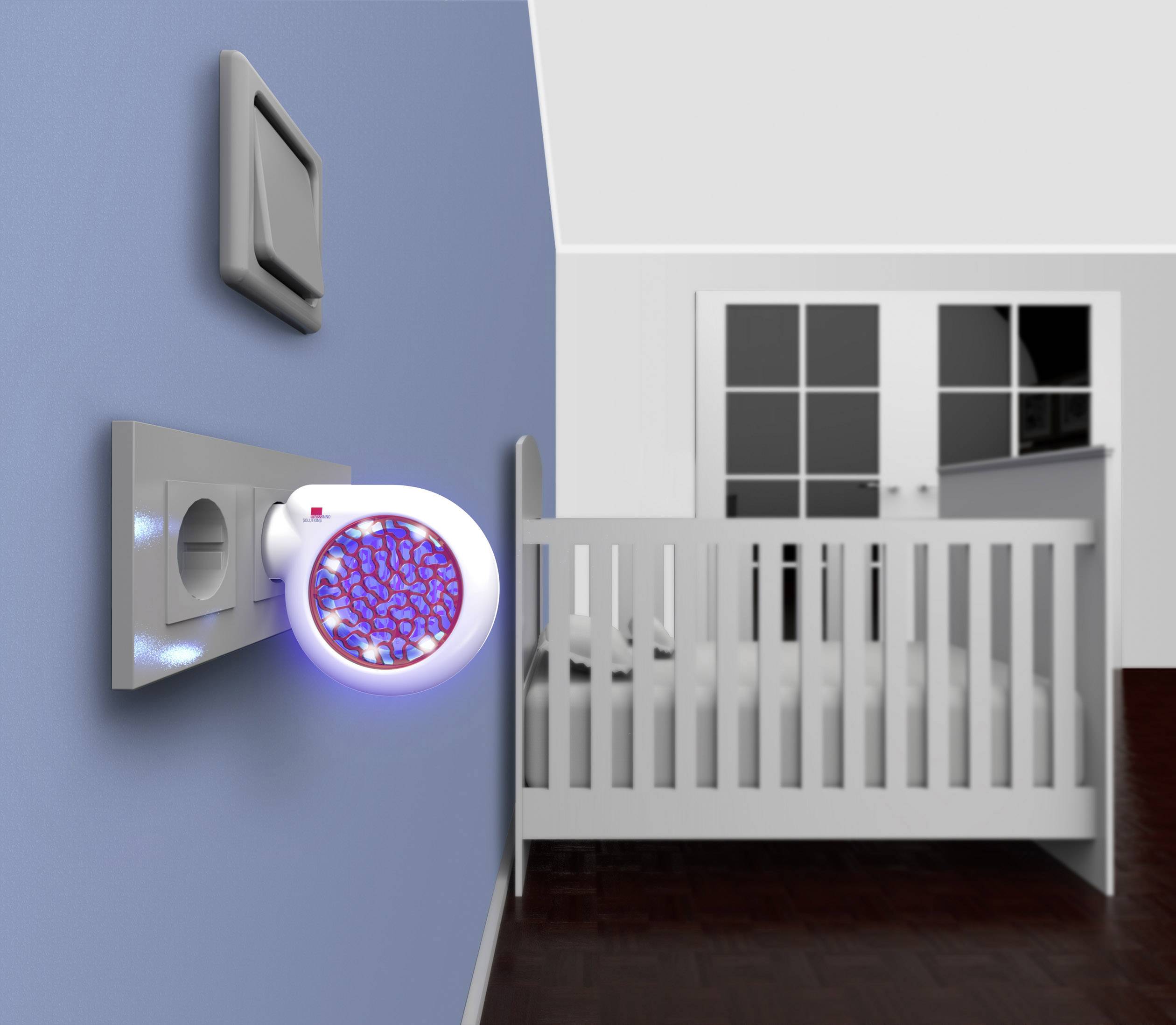 Nachtlampje in een stopcontact schijnt in een kinderkamer naast een babybed.