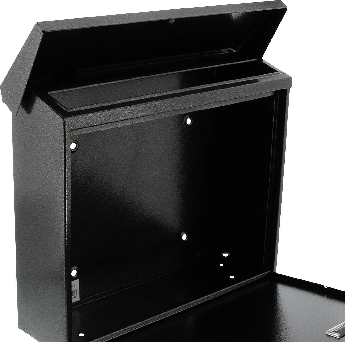 Zwarte, open metalen kast met klep en vier gaten voor wandmontage, geschikt voor post- of documentopslag.