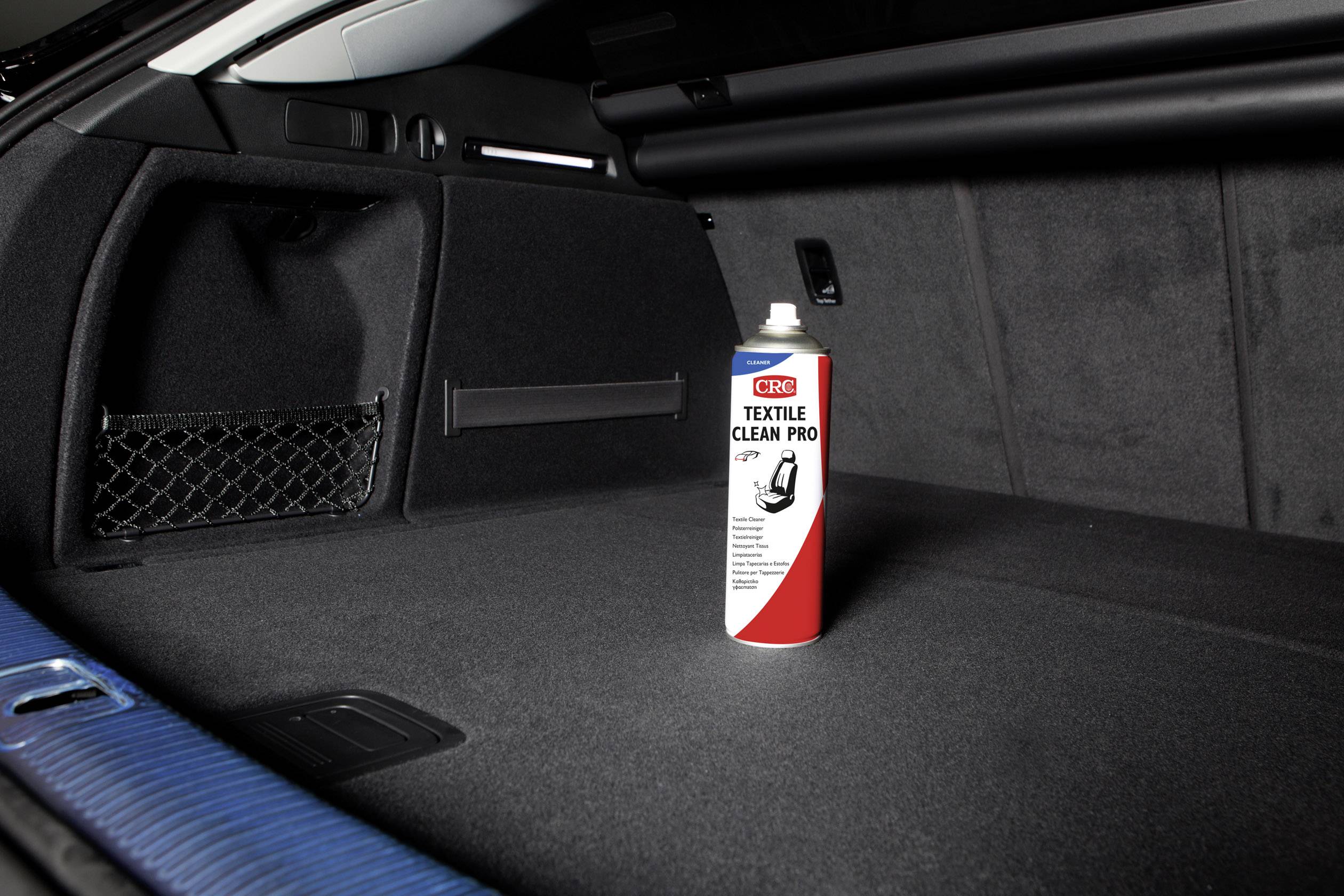 'Dose CRC Textile Clean Pro' staat rechtop in de lege kofferbak van een auto. Ze wordt gebruikt voor het reinigen van textiel.