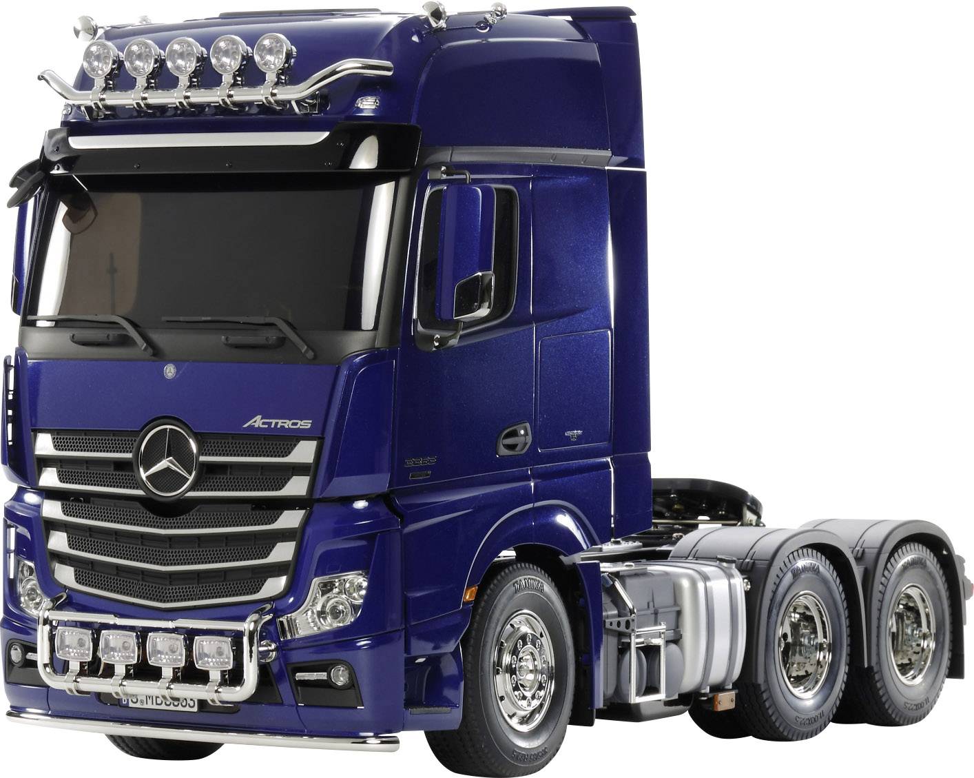 Blauwe vrachtwagen van Mercedes-Benz Actros, zijaanzicht, met zeven koplampen op het dak, geschikt voor langeafstandsvervoer.