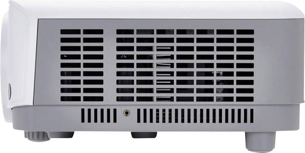 Een wit-grijze projector weergegeven van opzij, met ventilatiesleuven en aansluitingen, staat op kleine voetjes op een oppervlak.