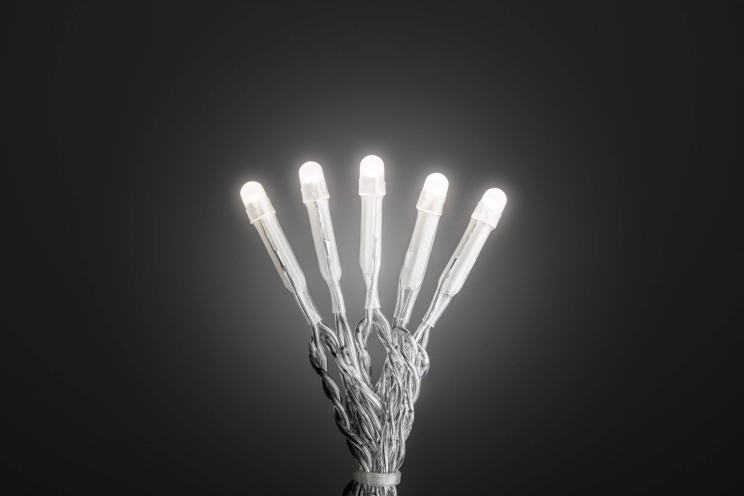 Vijf lichtgevende LED-lampen op een rij tegen een donkere achtergrond, die met elkaar verbonden zijn en samen een uniforme lichtbron vormen.