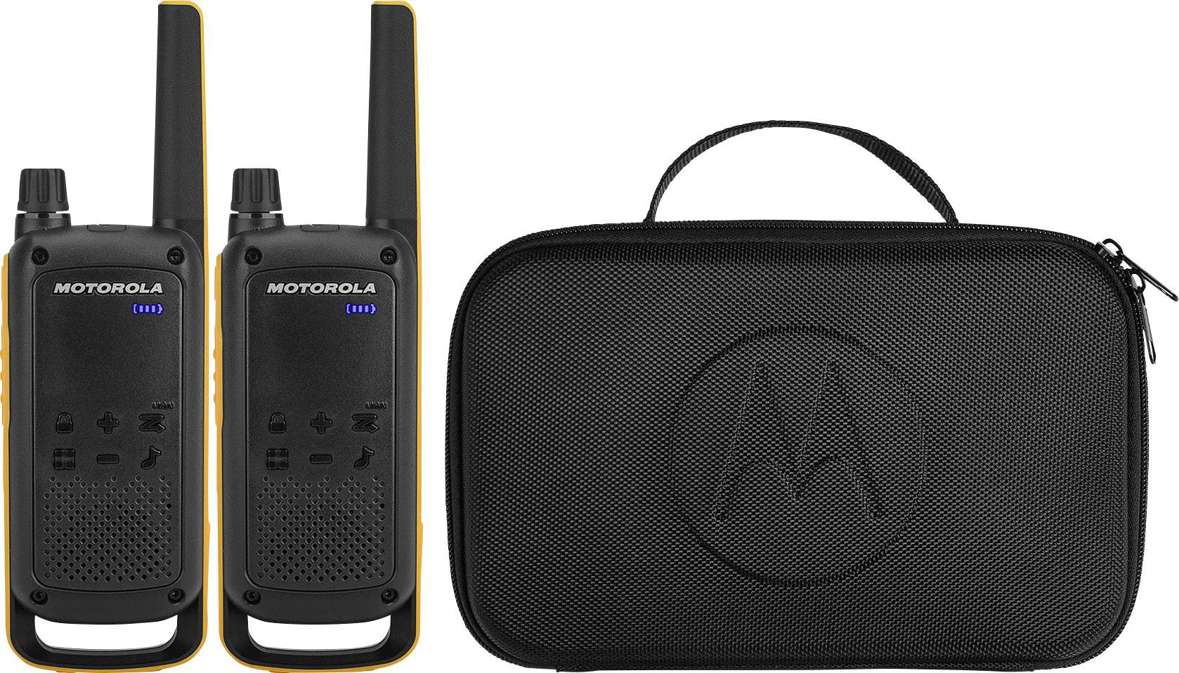 Twee portofoons en een zwarte tas met het Motorola-logo. De portofoons zijn zwart met gele zijkanten en tonen het laadniveau.