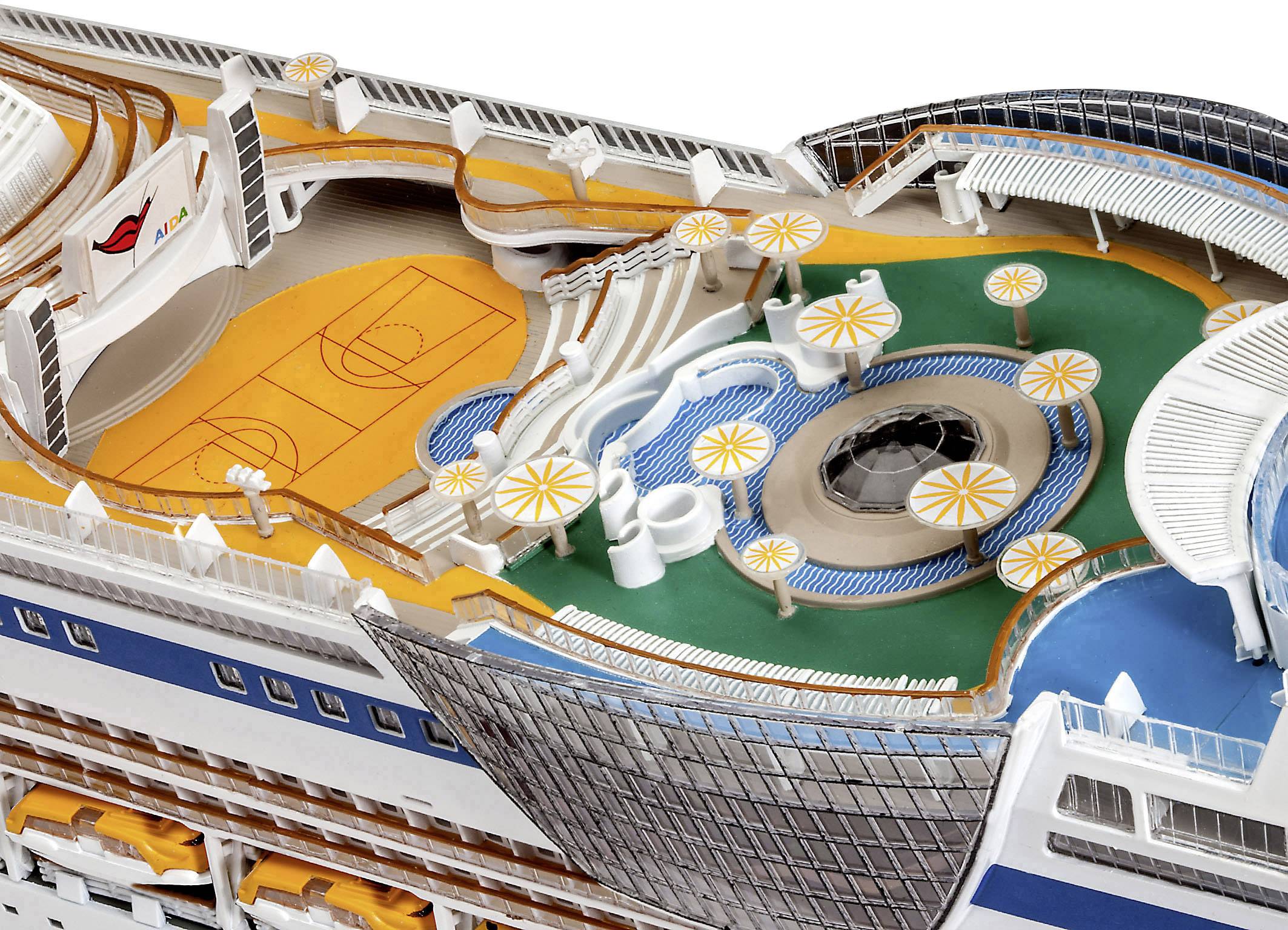 Model van een cruiseschip, bovenste dekken met zwembad, basketbalveld en groene ruimtes. Gedetailleerde weergave van de recreatievoorzieningen.