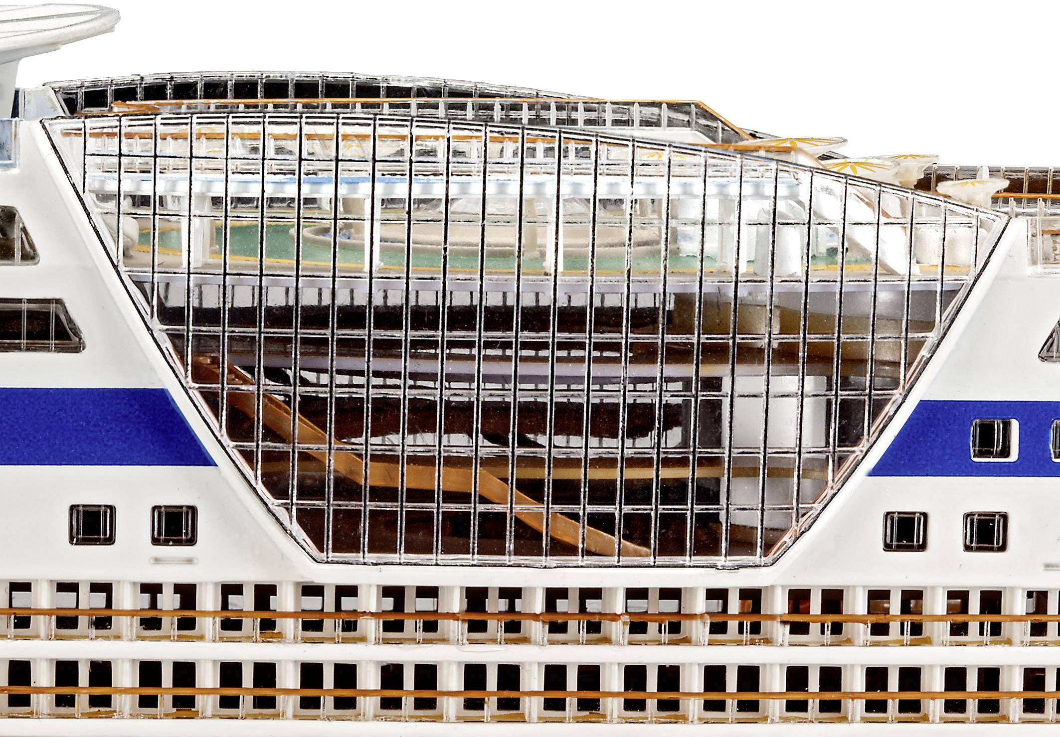Een model van een groot cruiseschip met blauwe strepen. Meerdere dekken zijn zichtbaar, evenals een opvallend glazen raam in het midden.