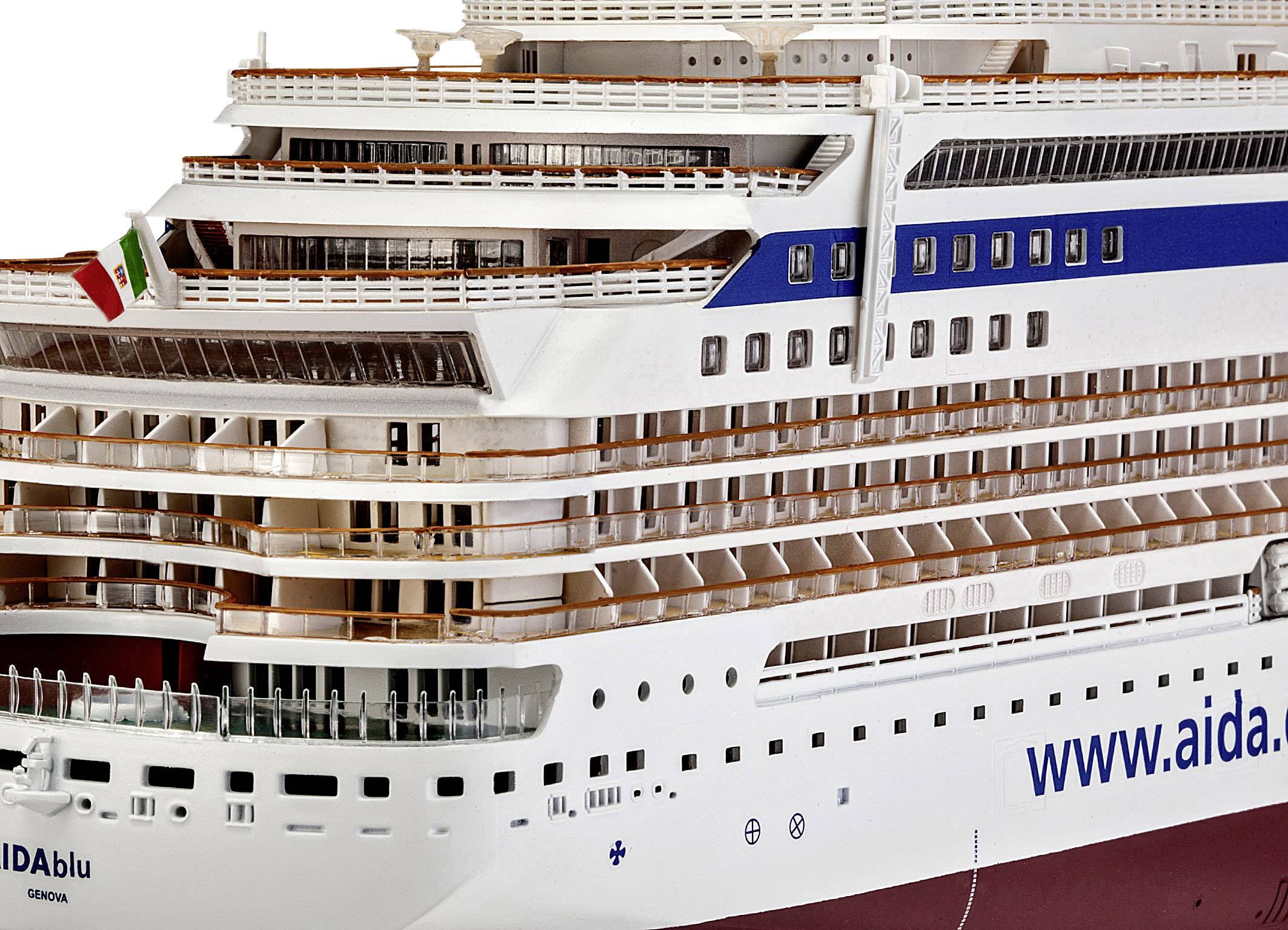 Een groot model van een modern cruiseschip, zijaanzicht, met een Italiaanse vlag en de tekst 'www.aida.de'.