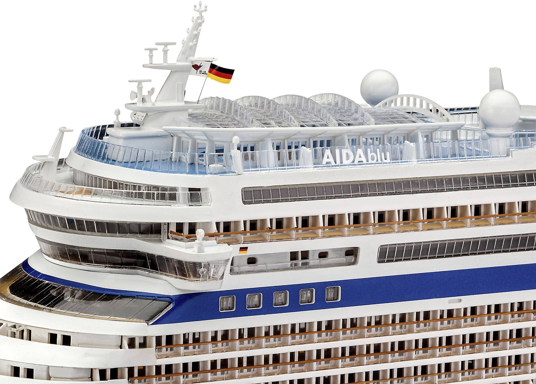 Gedetailleerd zicht op het bovendek van een cruiseSchipmodel 'AIDAblu' met meerdere dekken en een Duitse vlag aan de boeg.